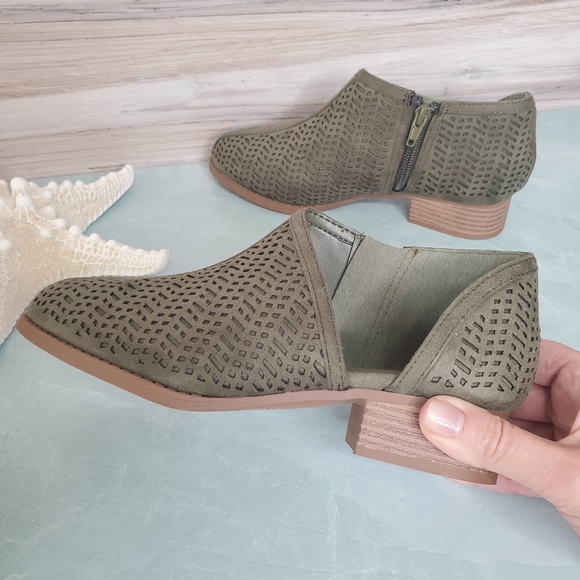 Cityclassified Shoes - New! Short Heel Ankle Cutout Zip Booties
